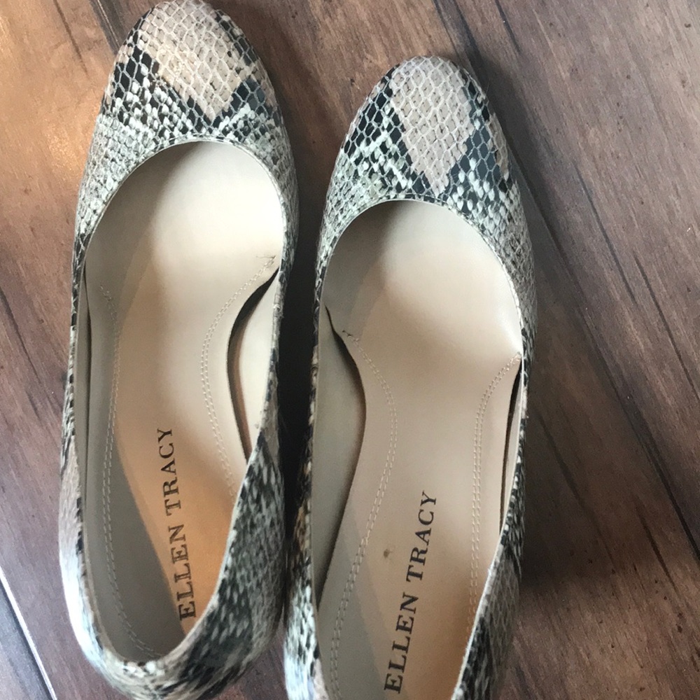 Ellen Tracy leather snakeskin wedge heels. Size 8.